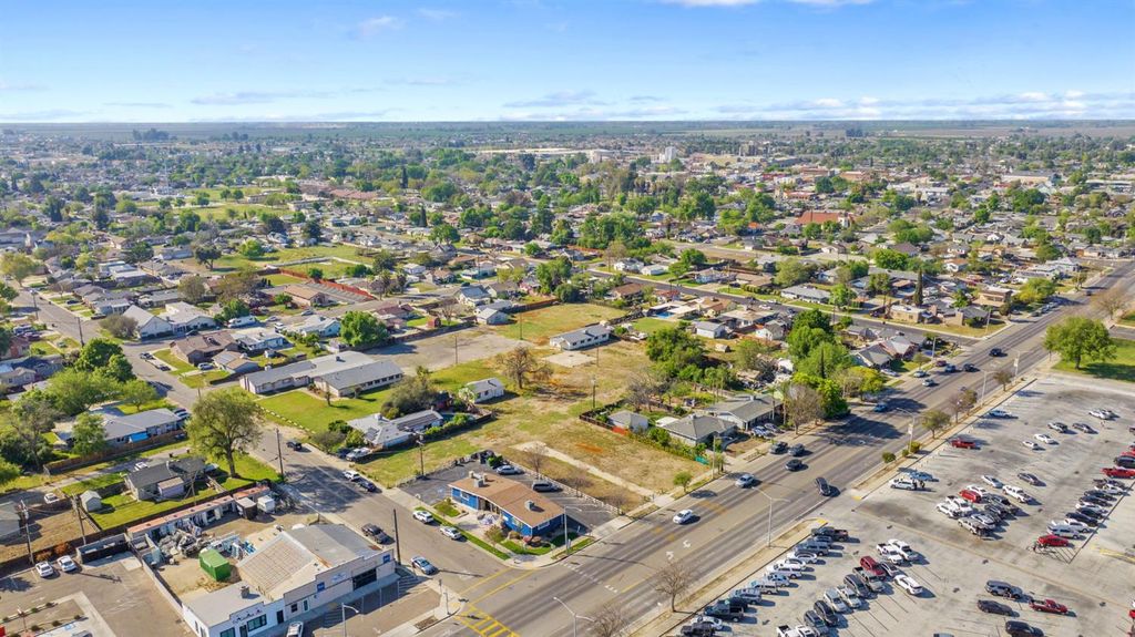 Image 11 of property listing at 271 S Lemoore Avenue, Lemoore, CA 93245