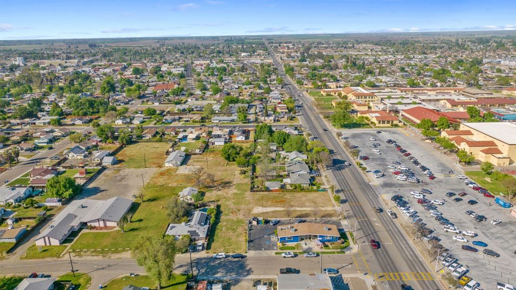 Image 12 of property listing at 271 S Lemoore Avenue, Lemoore, CA 93245