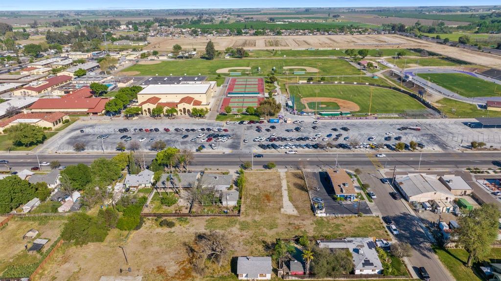 Image 13 of property listing at 271 S Lemoore Avenue, Lemoore, CA 93245