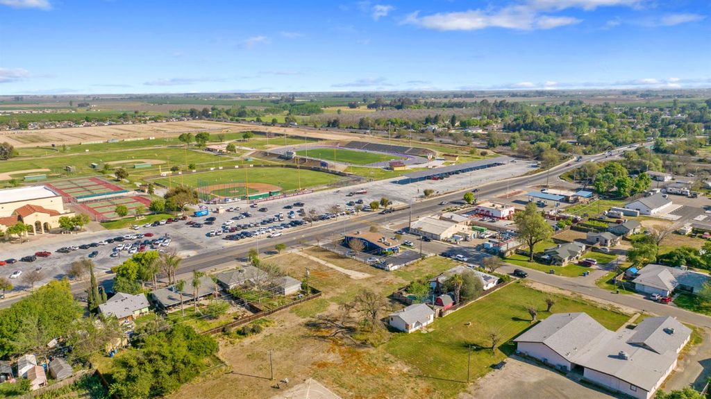 Image 14 of property listing at 271 S Lemoore Avenue, Lemoore, CA 93245