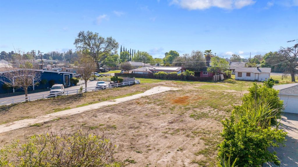 Image 2 of property listing at 271 S Lemoore Avenue, Lemoore, CA 93245