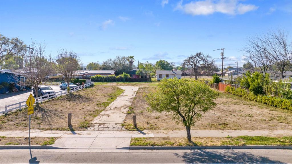 Image 3 of property listing at 271 S Lemoore Avenue, Lemoore, CA 93245
