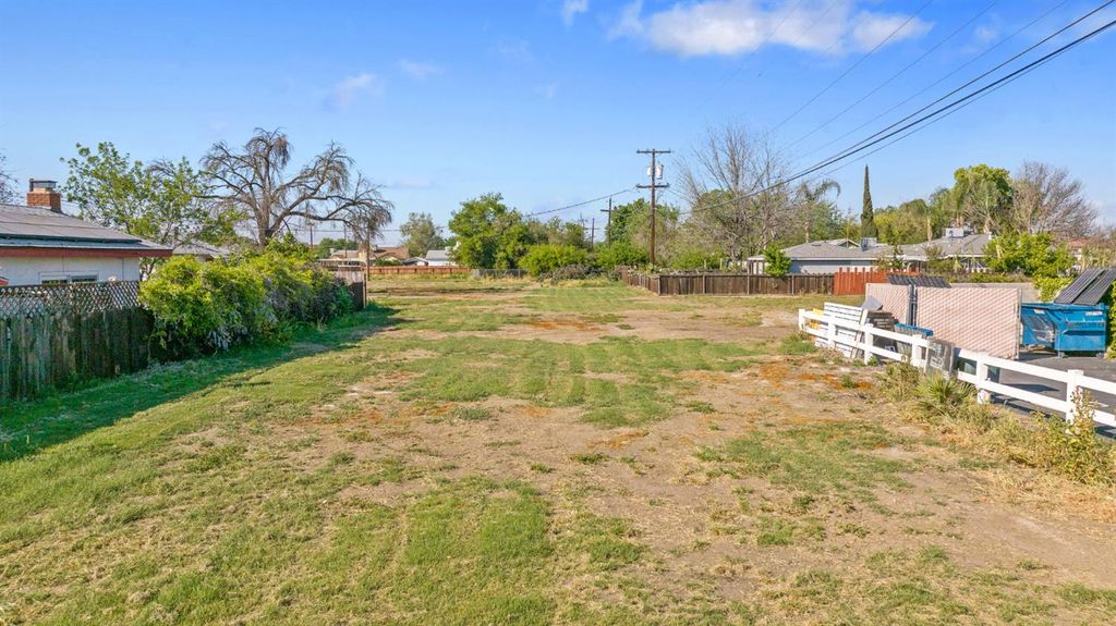 Image 4 of property listing at 271 S Lemoore Avenue, Lemoore, CA 93245