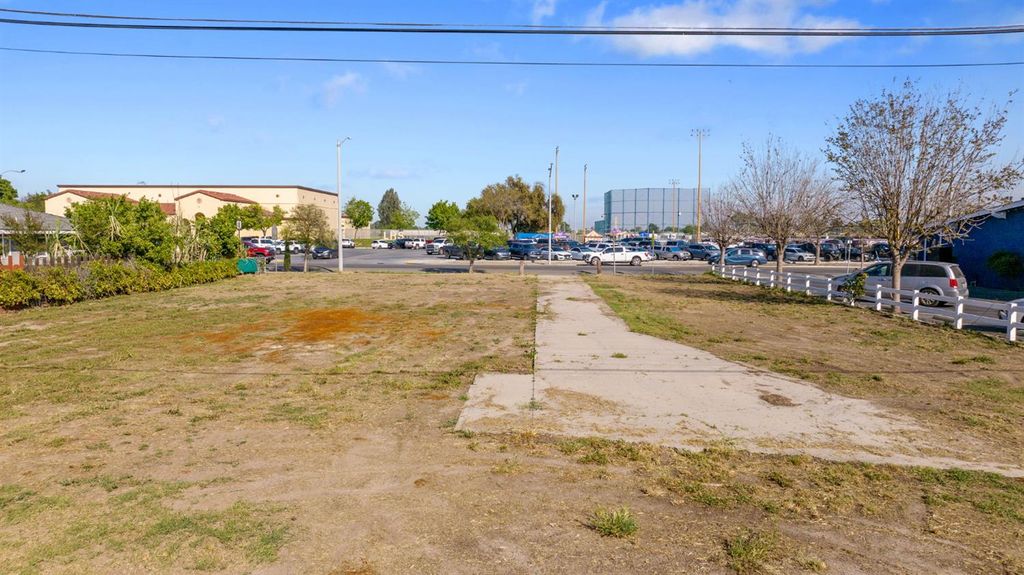 Image 5 of property listing at 271 S Lemoore Avenue, Lemoore, CA 93245