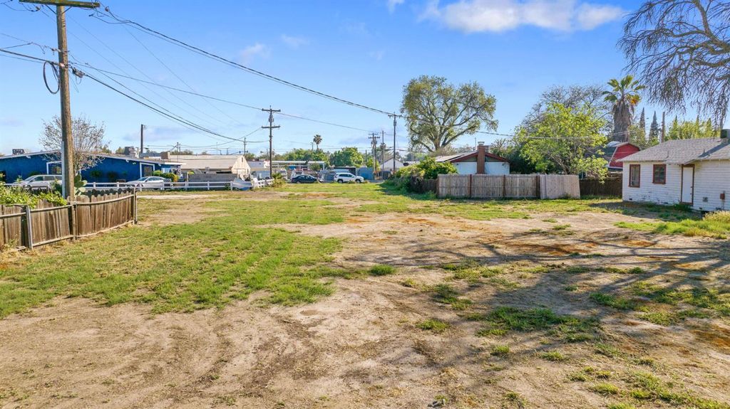 Image 6 of property listing at 271 S Lemoore Avenue, Lemoore, CA 93245