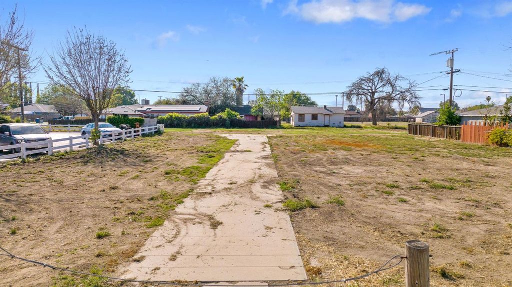 Image 7 of property listing at 271 S Lemoore Avenue, Lemoore, CA 93245