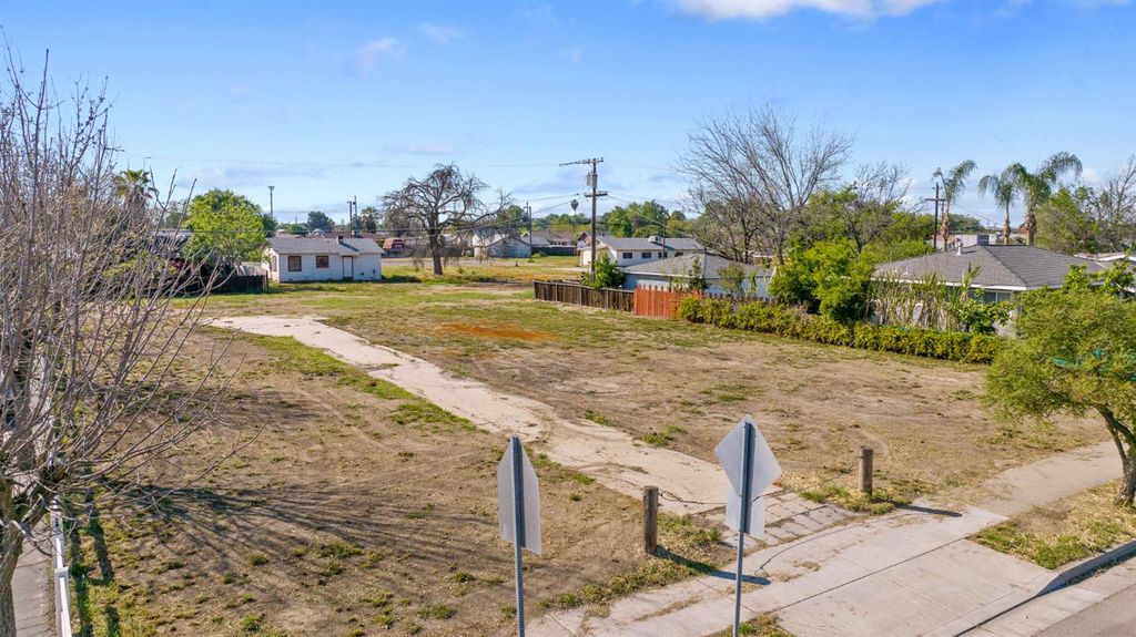 Image 8 of property listing at 271 S Lemoore Avenue, Lemoore, CA 93245