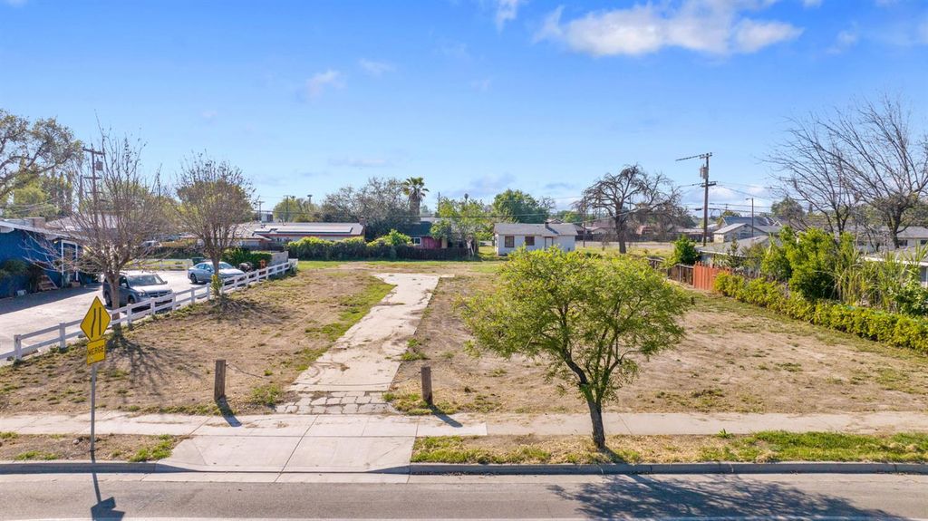Image 9 of property listing at 271 S Lemoore Avenue, Lemoore, CA 93245