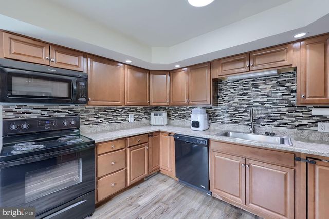 1074 HEARTHSTONE RD, Lancaster, PA 17603
