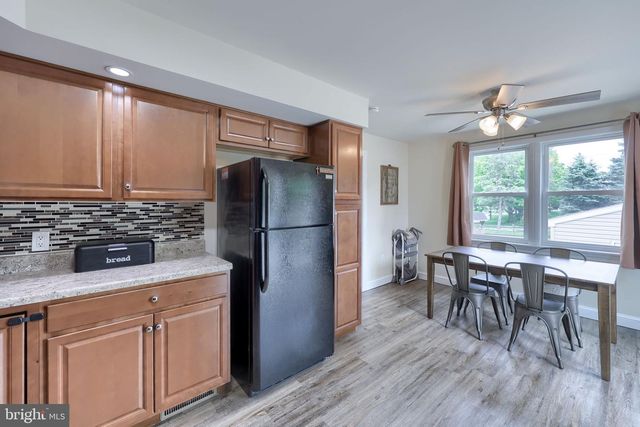 1074 HEARTHSTONE RD, Lancaster, PA 17603