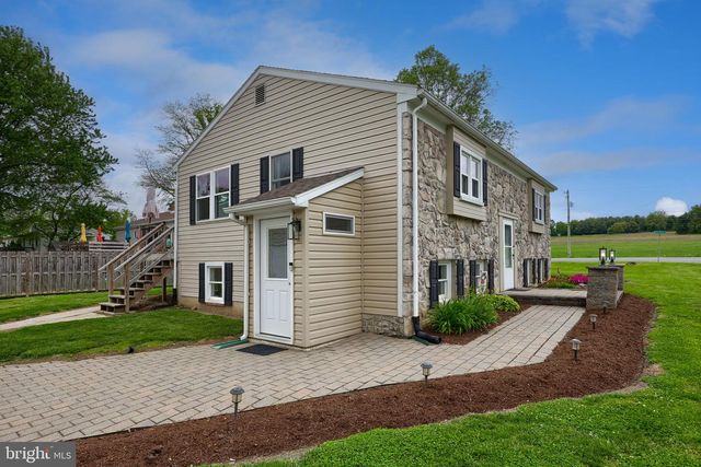 1074 HEARTHSTONE RD, Lancaster, PA 17603