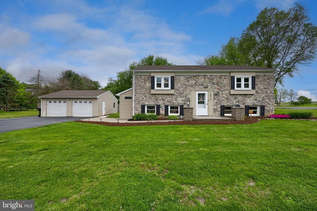 1074 HEARTHSTONE RD, Lancaster, PA 17603