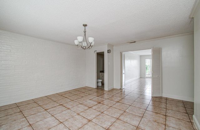 823 S Ripple Creek Drive, Houston, TX 77057
