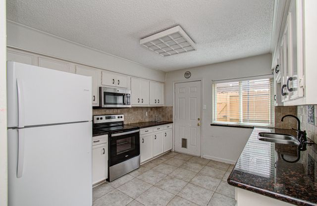 823 S Ripple Creek Drive, Houston, TX 77057