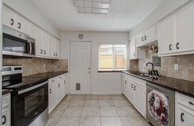 823 S Ripple Creek Drive, Houston, TX 77057