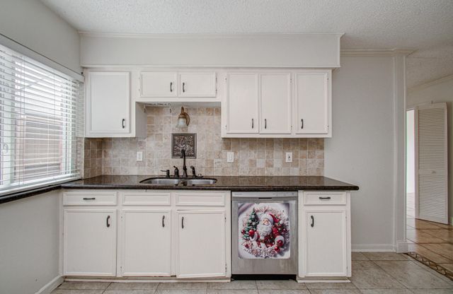 823 S Ripple Creek Drive, Houston, TX 77057