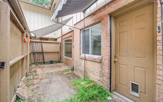 823 S Ripple Creek Drive, Houston, TX 77057
