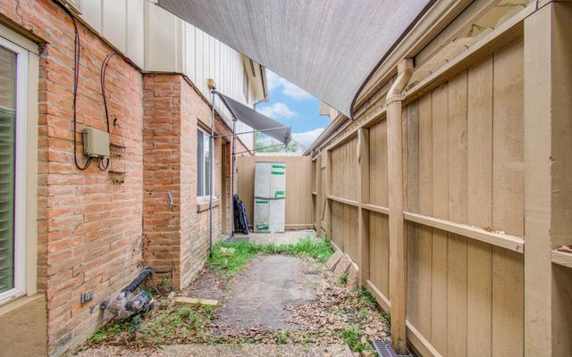 823 S Ripple Creek Drive, Houston, TX 77057