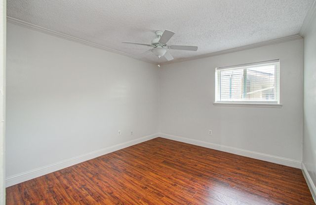 823 S Ripple Creek Drive, Houston, TX 77057