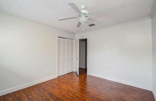 823 S Ripple Creek Drive, Houston, TX 77057