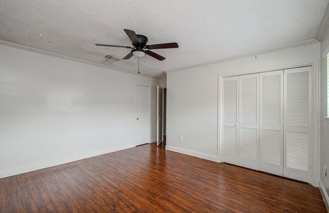 823 S Ripple Creek Drive, Houston, TX 77057