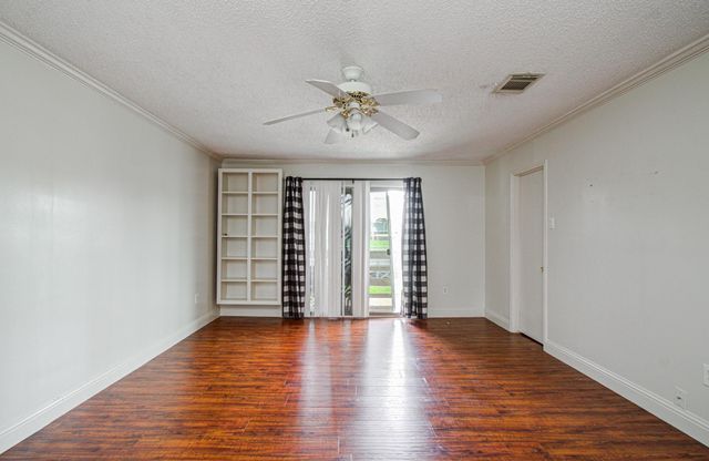 823 S Ripple Creek Drive, Houston, TX 77057