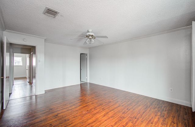 823 S Ripple Creek Drive, Houston, TX 77057