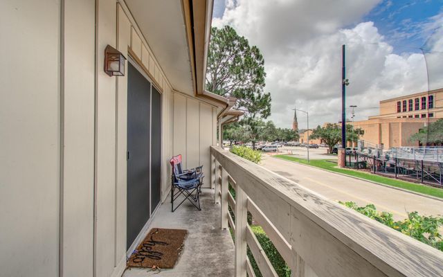 823 S Ripple Creek Drive, Houston, TX 77057