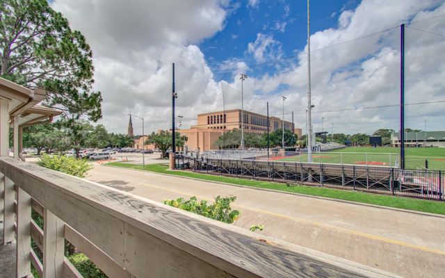 823 S Ripple Creek Drive, Houston, TX 77057