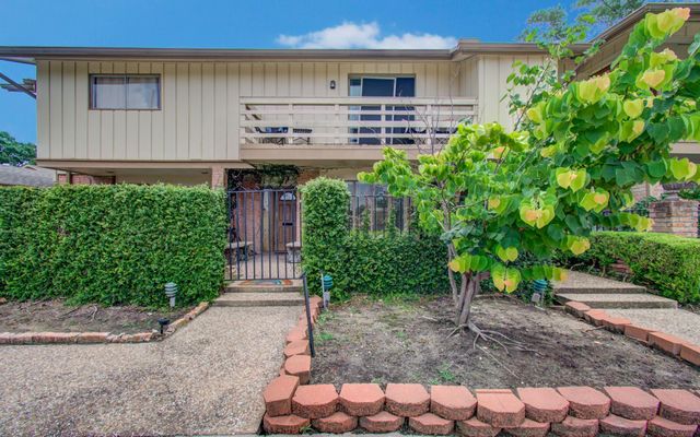 823 S Ripple Creek Drive, Houston, TX 77057
