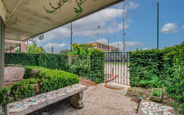 823 S Ripple Creek Drive, Houston, TX 77057
