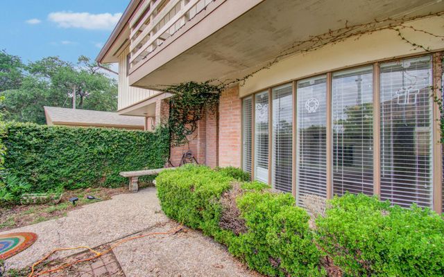 823 S Ripple Creek Drive, Houston, TX 77057