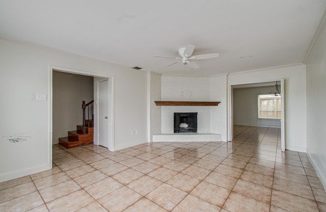 823 S Ripple Creek Drive, Houston, TX 77057