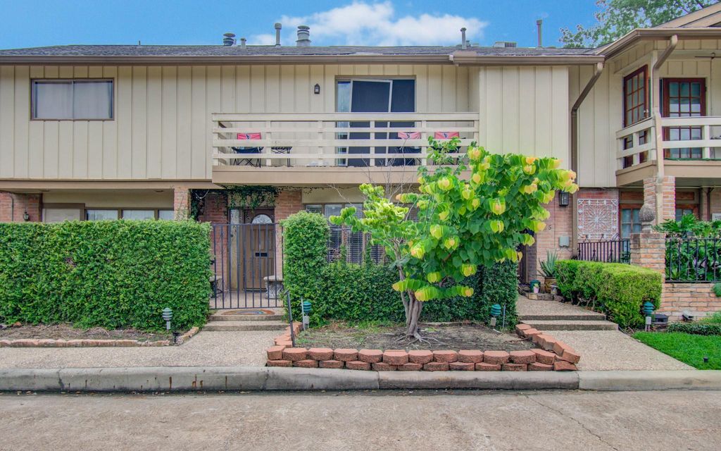 823 S Ripple Creek Drive, Houston, TX 77057