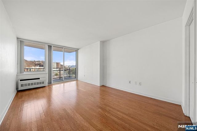 917 Hudson Park 917, Edgewater, NJ 07020