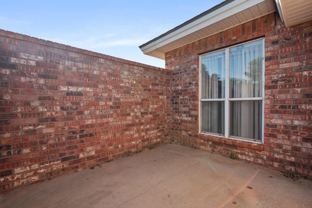 618 Hickory Street, Levelland, TX 79336