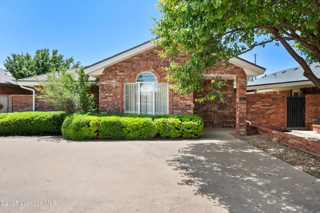 618 Hickory Street, Levelland, TX 79336