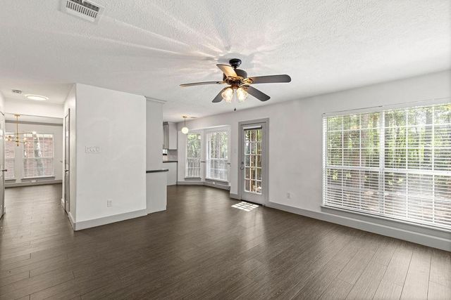 39 W Tallowberry Drive, The Woodlands, TX 77381