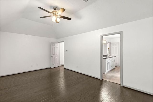 39 W Tallowberry Drive, The Woodlands, TX 77381