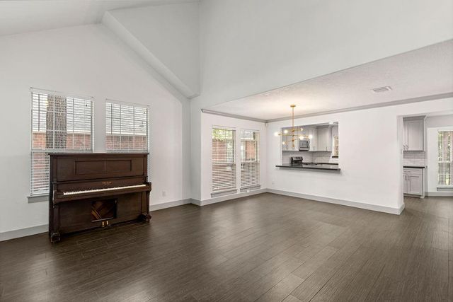 39 W Tallowberry Drive, The Woodlands, TX 77381
