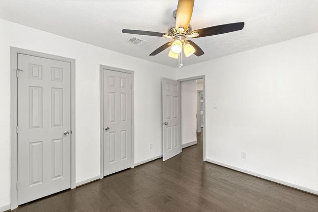 39 W Tallowberry Drive, The Woodlands, TX 77381