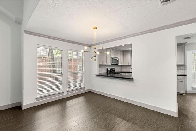 39 W Tallowberry Drive, The Woodlands, TX 77381