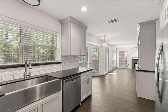 39 W Tallowberry Drive, The Woodlands, TX 77381