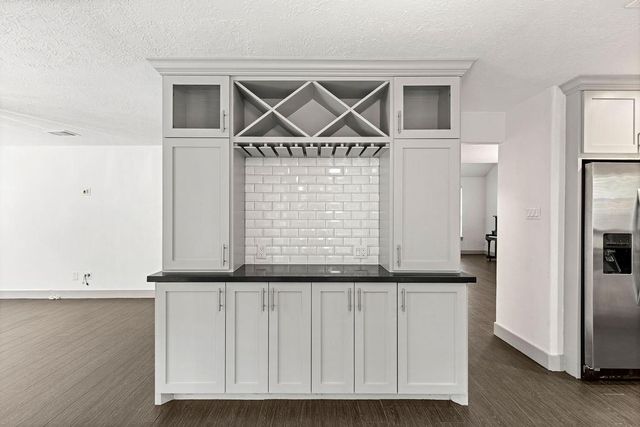 39 W Tallowberry Drive, The Woodlands, TX 77381