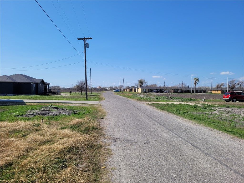 205 Polk St, Gregory, TX 78359 — photo 3