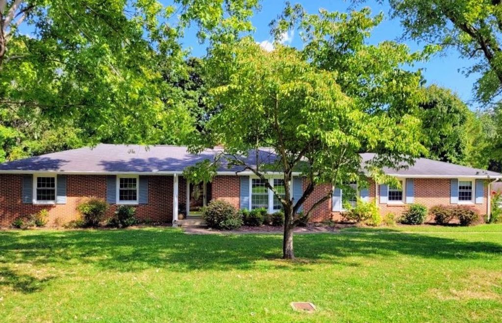 1403 Manor Rd, Columbia, TN 38401