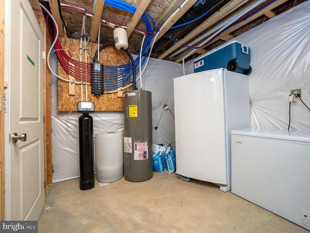 314 AMBERLEIGH LN, Shippensburg, PA 17257