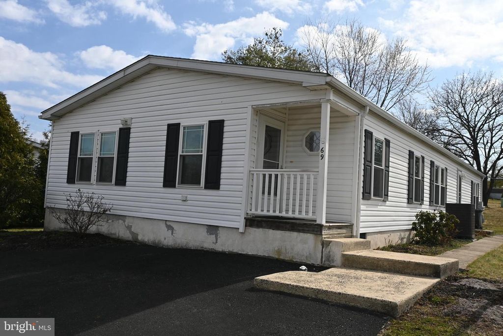 69 MAPLELEAF DR, Sellersville, PA 18960