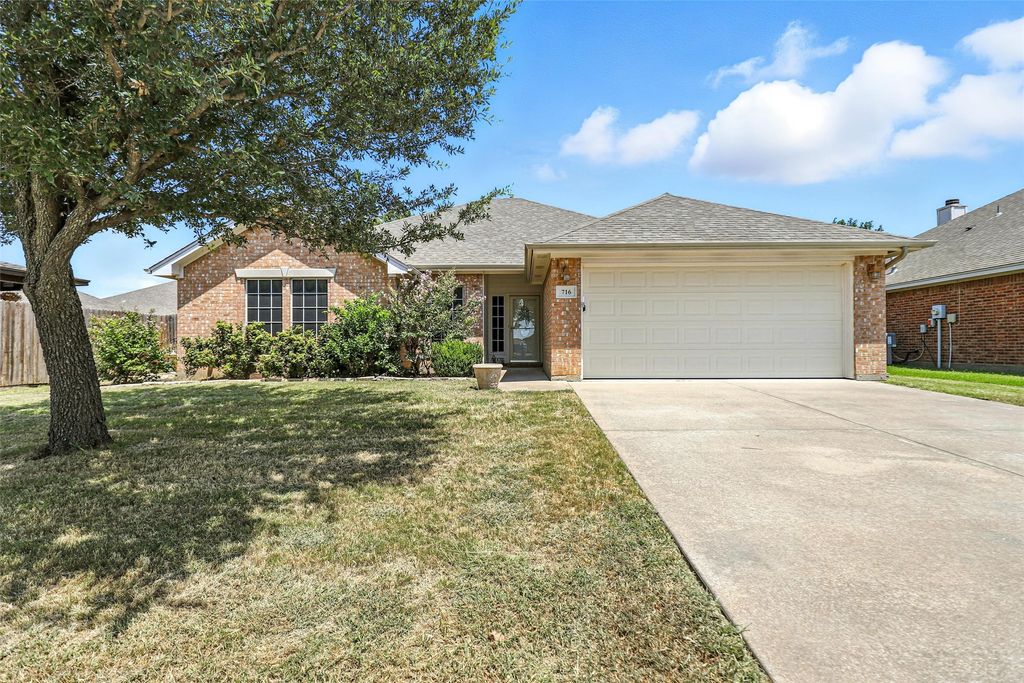 716 Park Ridge Drive, Cleburne, TX 76033