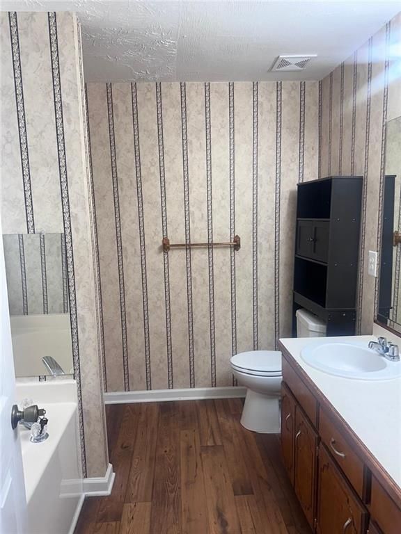 Image 11 of property listing at 2072 Amberly Crossing Lane, Dacula, GA 30019